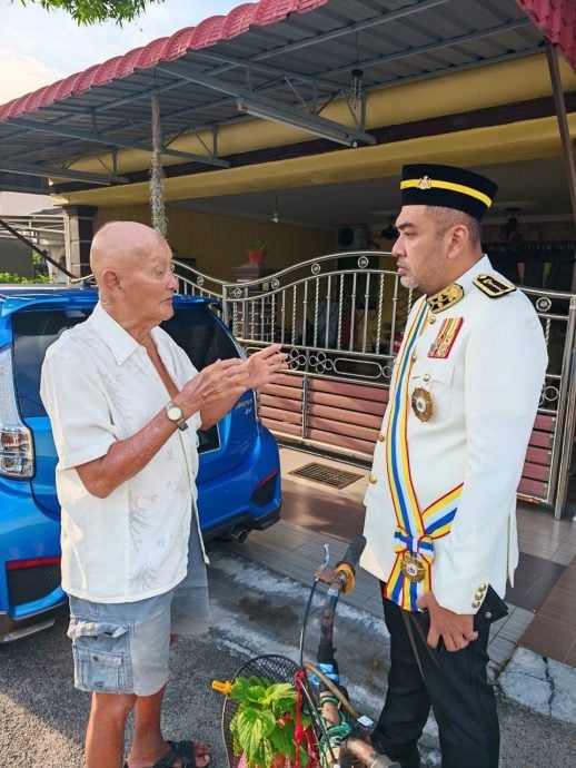 耳背阿公为停车问题找议员 陈情现场意外变爆笑“脱口秀”