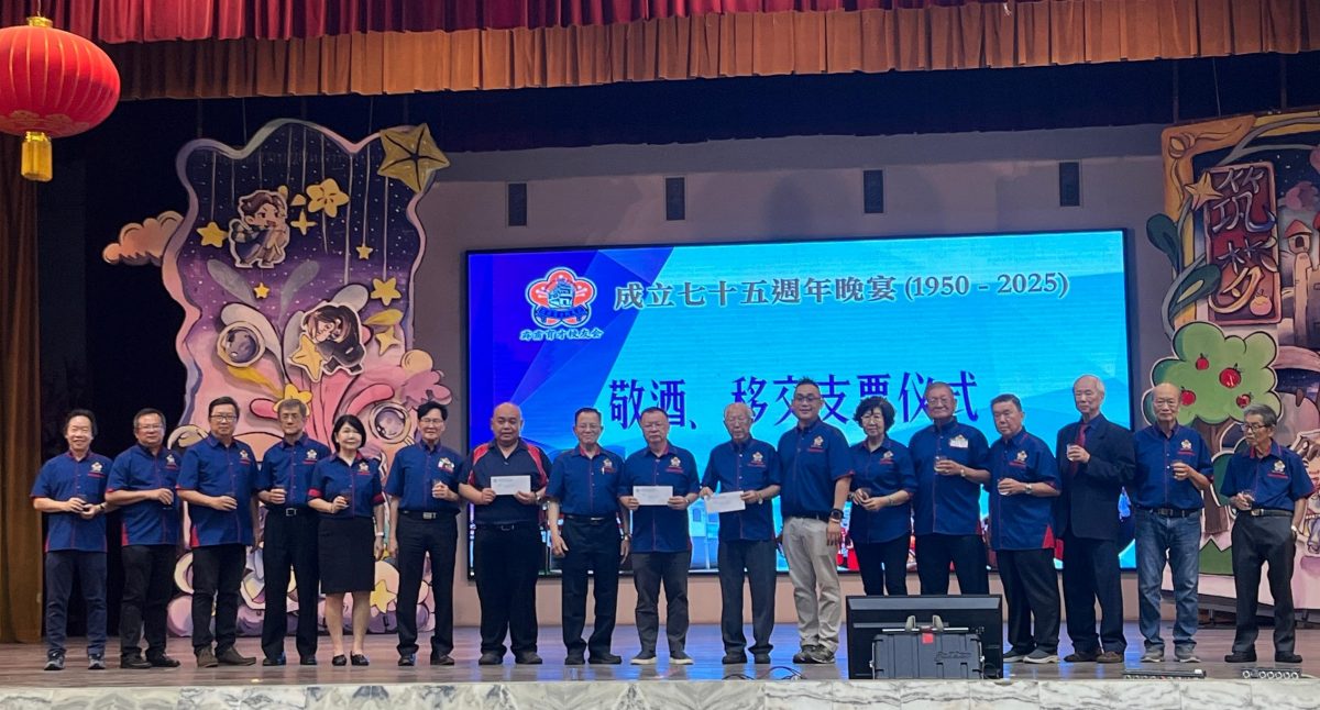 育才校友会筹款为母校 独中华中华小各获3千令吉