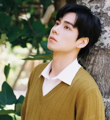 胡一天复工不到一周　被拍与神秘女子牵手约会