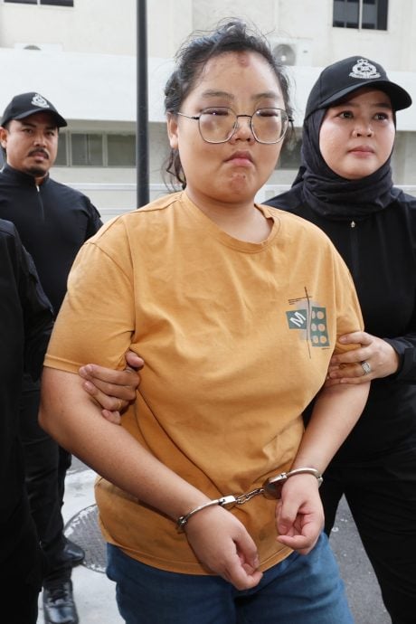 脸部瘀青肿胀像极“咸蛋超人”女被告承认撞墙所致