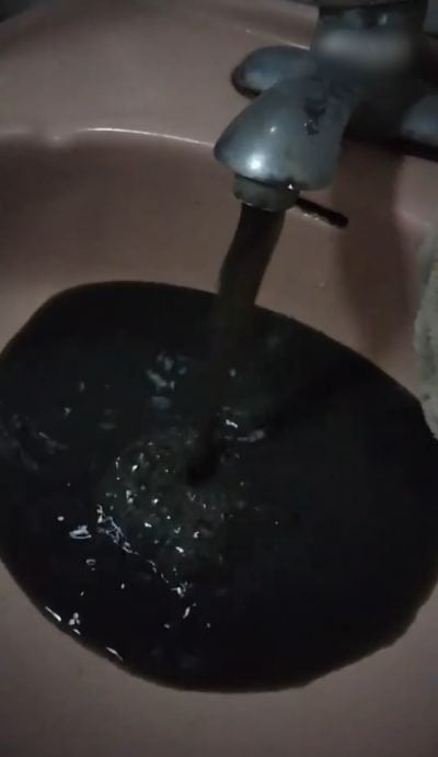  自来水如墨汁  网友戏评“这是发现石油了吗？”