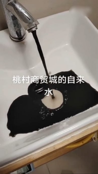  自来水如墨汁  网友戏评“这是发现石油了吗？”