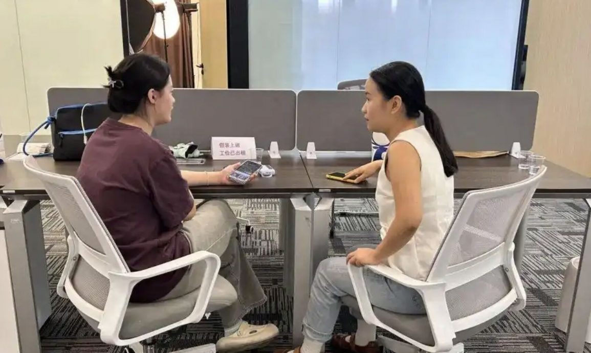 花小钱在摩天大楼“假装上班” 假装同事、假装老板都来了