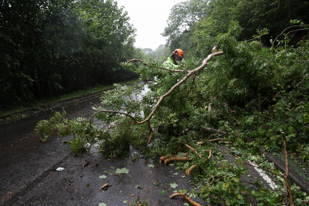 英国苏格兰受风暴“弗洛里斯”袭击　爱丁堡格拉斯哥多趟班机取消
