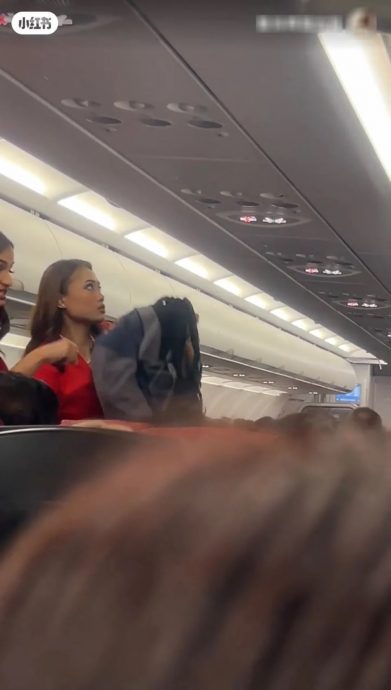 英皇负债被逼“兼职”? 容祖儿撞脸空姐掀热议