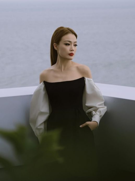 英皇负债被逼“兼职”? 容祖儿撞脸空姐掀热议