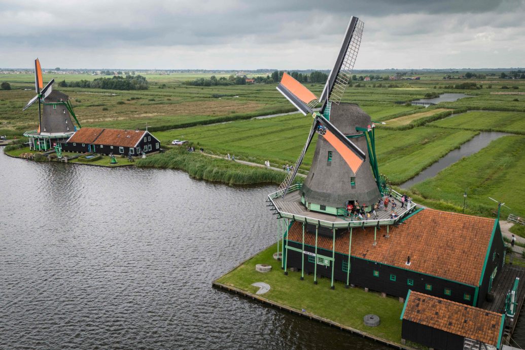 荷兰风车村告急 游客潮引爆文化遗产保卫战