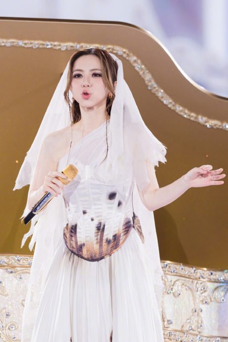 蓝奕邦再撕邓紫棋　狠酸宇宙巨星“Cheap”