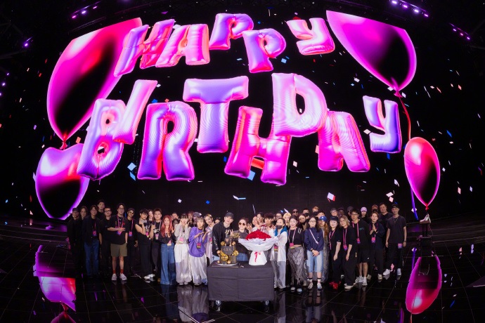 蓝奕邦再撕邓紫棋　狠酸宇宙巨星“Cheap”