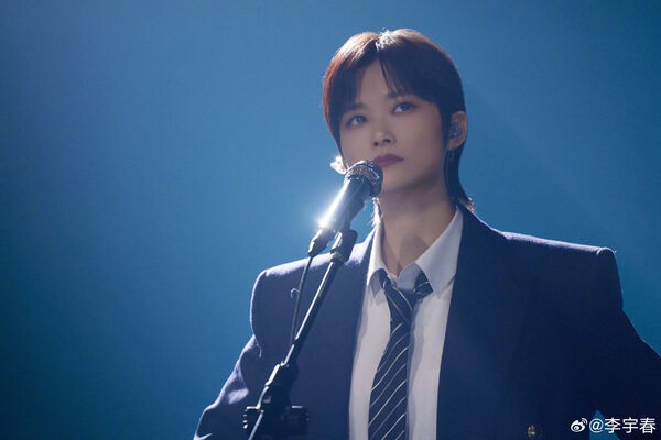 被传嫁78岁法国富豪“瘫痪潦倒”　李宇春：子虚乌有