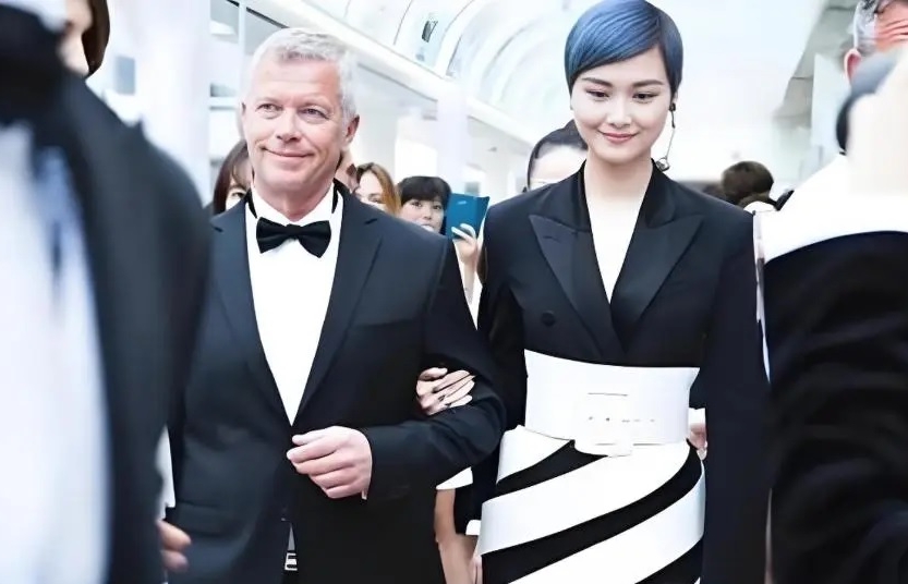 被传嫁78岁法国富豪“瘫痪潦倒”　李宇春：子虚乌有