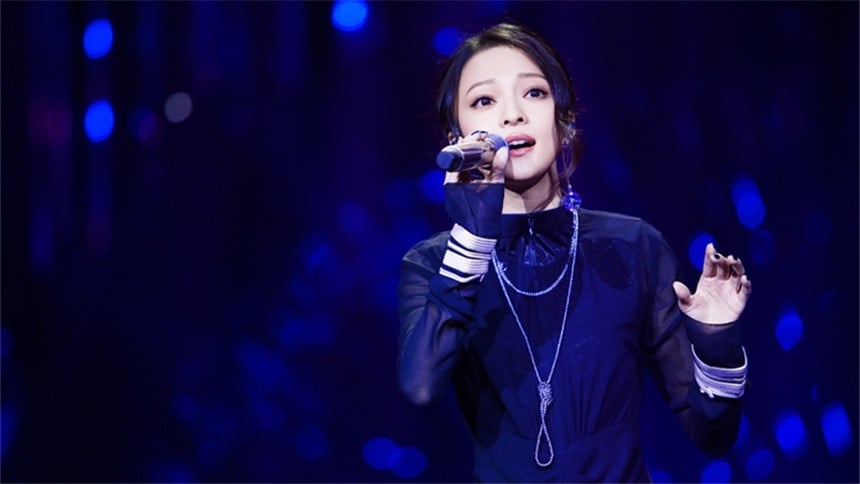 被台媒跟拍酸扑克脸冷对粉丝 张韶涵怒揭不回台开唱原因