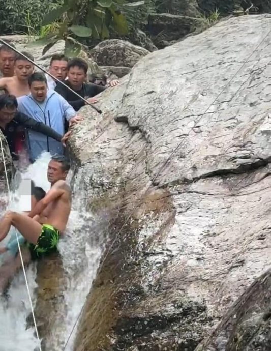 视频| 贵州男孩被困小溪石缝大雨将临 游客齐心成功把人救出 