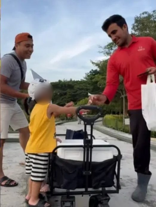 视频|3岁男童生日暖举 免费派冰棒传递快乐!