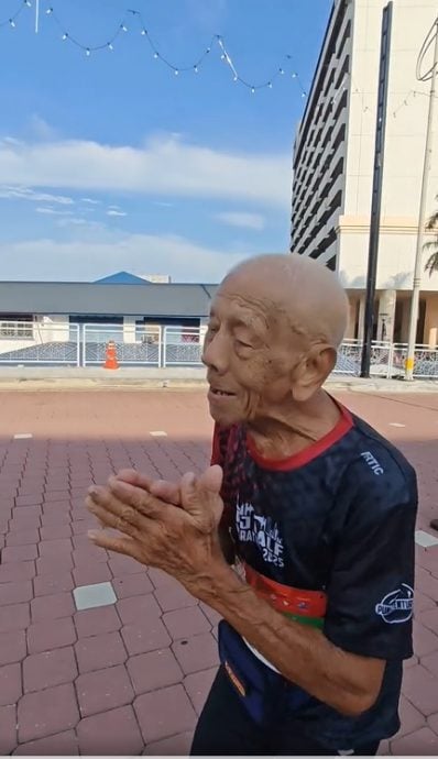 视频|91岁阿公正能量满满 耗1小时46分跑完10公里