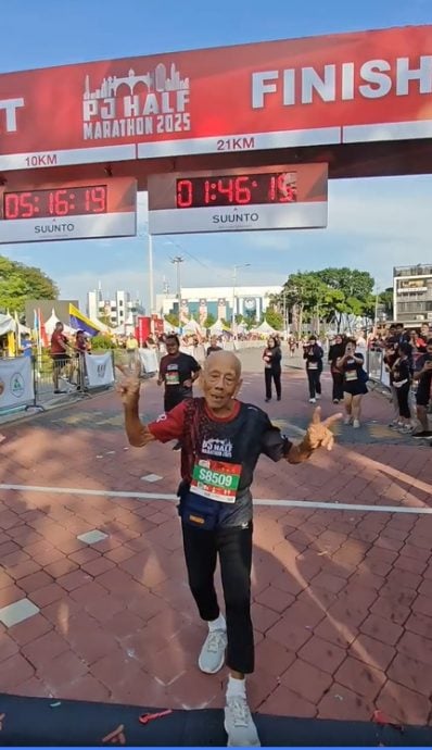 视频|91岁阿公正能量满满 耗1小时46分跑完10公里