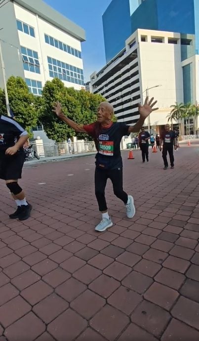 视频|91岁阿公正能量满满 耗1小时46分跑完10公里
