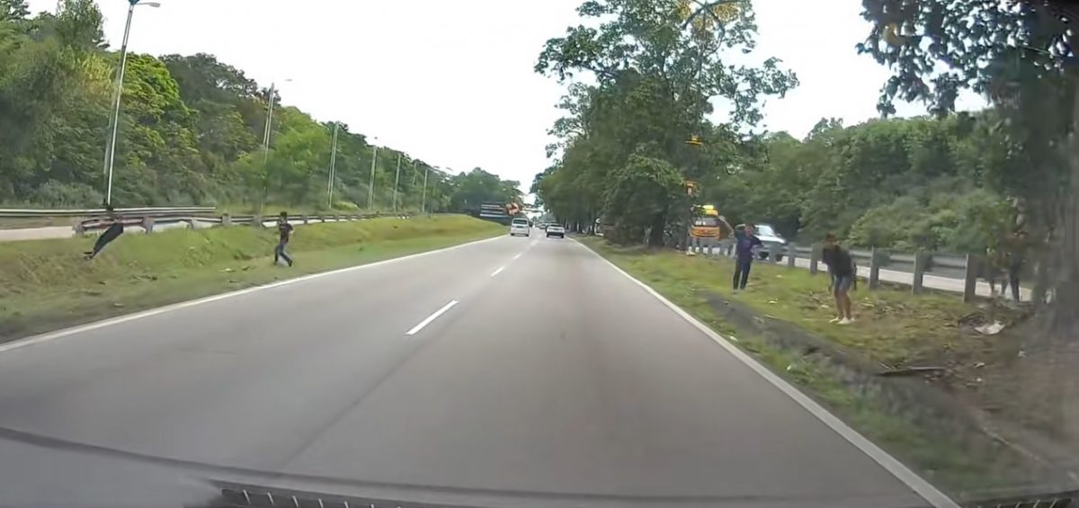 视频|“撞上去就如打保龄球” 数童嬉闹突冲出大道吓坏女司机