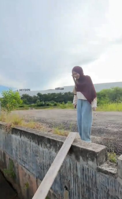 视频|“沟渠恐惧症”？女生不敢过水沟意外引共鸣