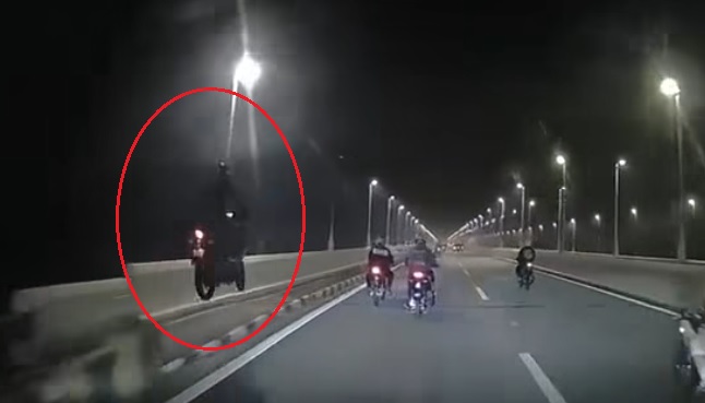 视频|不慎撞分界堤摔跌翻滚 尾车急刹骑士躲一劫