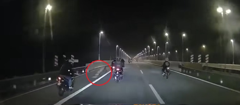 视频|不慎撞分界堤摔跌翻滚 尾车急刹骑士躲一劫