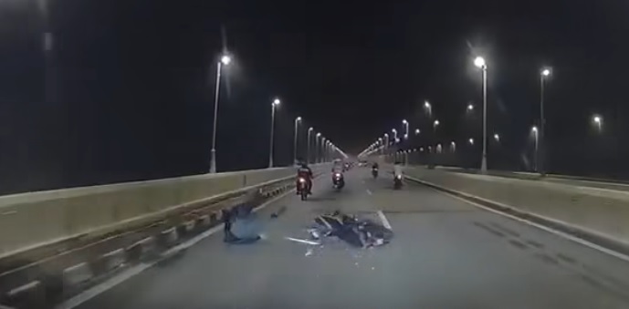 视频|不慎撞分界堤摔跌翻滚 尾车急刹骑士躲一劫