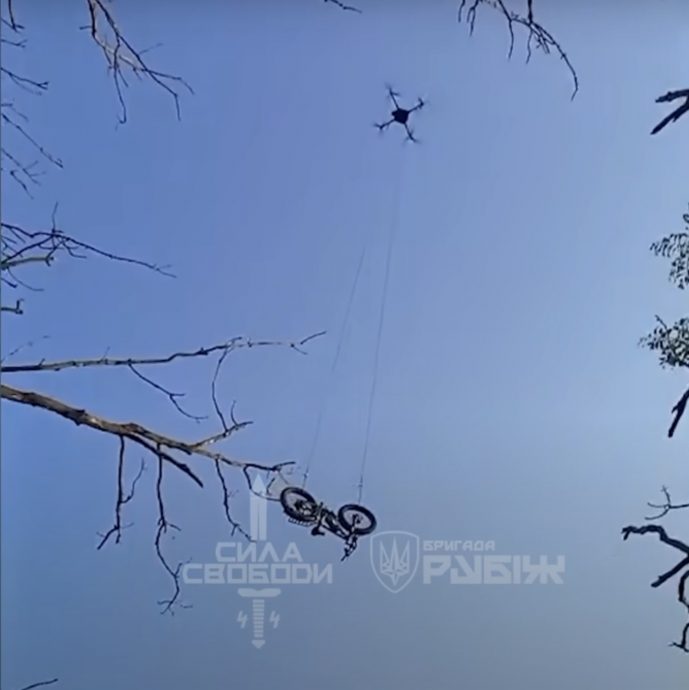 视频|乌克兰Rubizh旅动用无人机 空投电动脚踏车救出伤兵