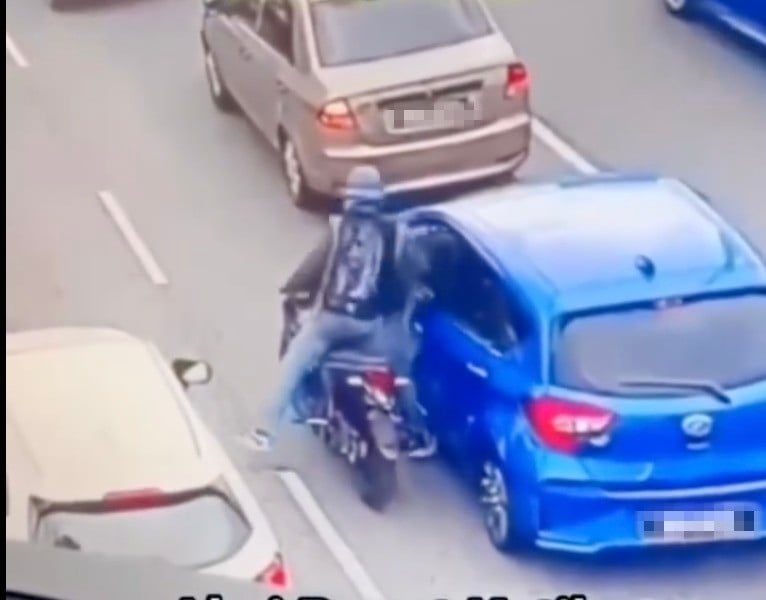 视频|乘客打开车窗专注玩手机 下秒摩托匪抢走扬长而去