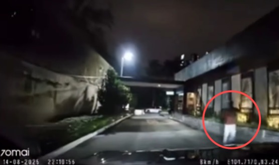 视频|压力太大?男子“大战空气” 加油站诡异一幕逗乐全网