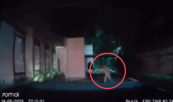 视频|压力太大?男子“大战空气” 加油站诡异一幕逗乐全网