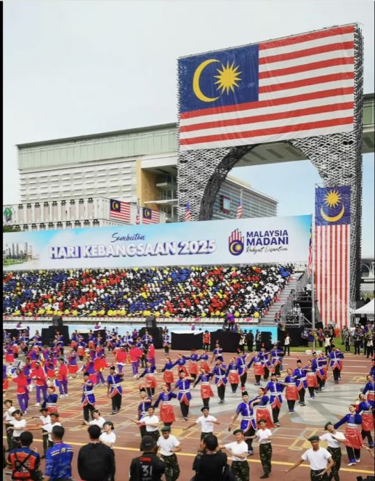 视频|国庆舞曲又出圈!继《我们不一样》后 今年《甜蜜蜜》甜入心坎