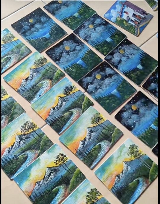 视频|女儿结婚慈父亲制伴手礼 600幅画都是爱与祝福!