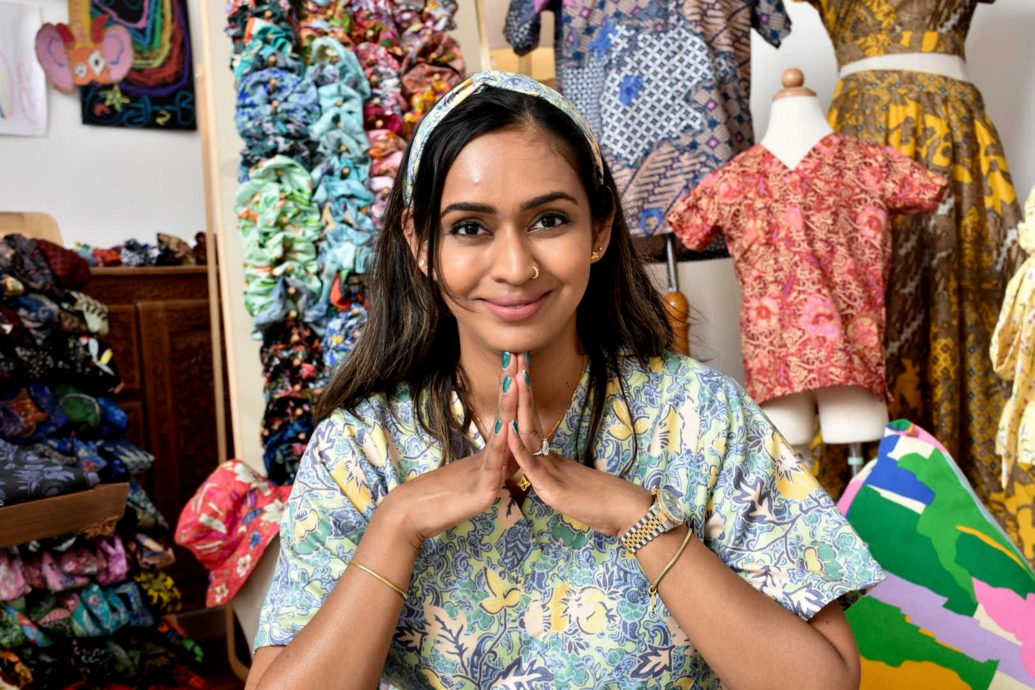 视频|女医生推峇迪医疗工作服 将爱国情怀融入医院日常