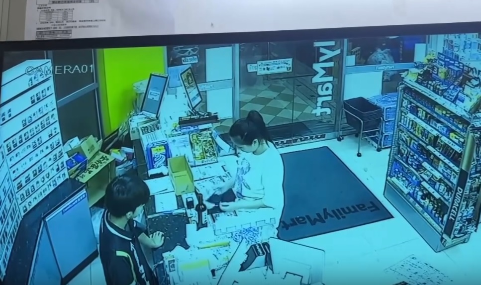 视频|女子砸酒瓶朝店员喷啤酒 全网怒骂支持提告