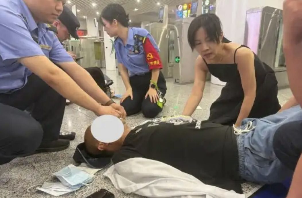 视频/女护士高铁站狂奔！忍痛咬掉穿戴甲救人　中网大赞：人美心善良