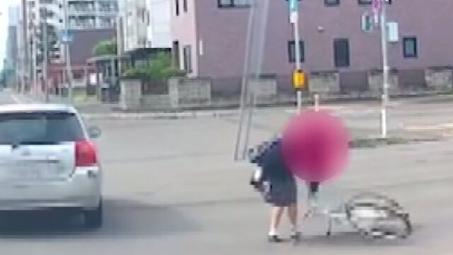 视频/女高中生骑脚车被撞翻! 日网见一行为摇头