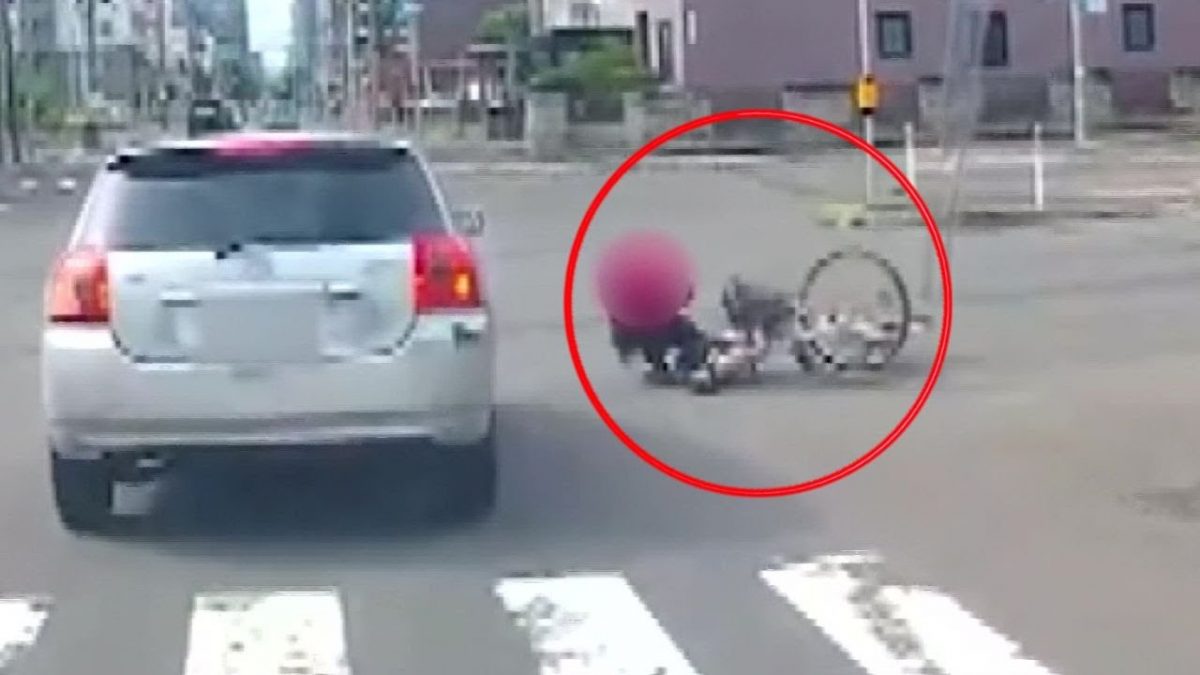 视频/女高中生骑脚车被撞翻! 日网见一行为摇头