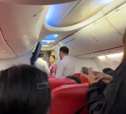 视频|客机疑延误乘客要下机 语言不通以为被欺负