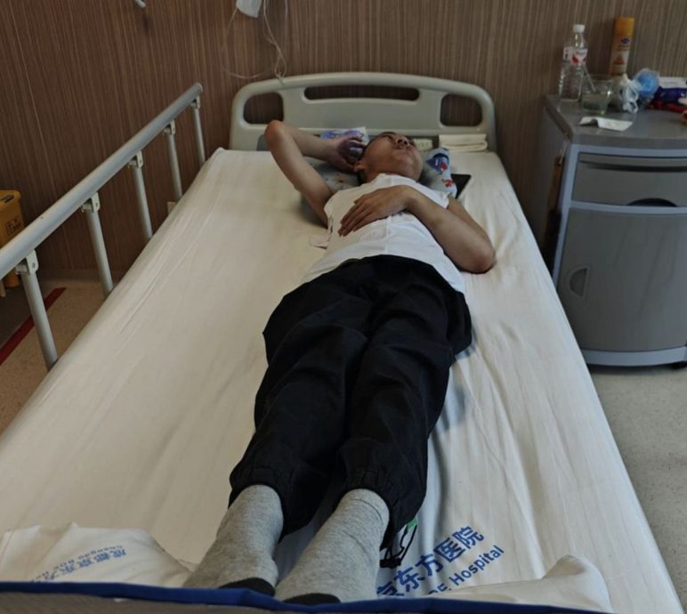 视频/山东“折叠男孩”4次手术“身体扳直全开”　终于能站直看向正前方