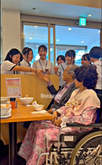 视频|巧遇“偶像”敦马超开心! 日本学生排队握手