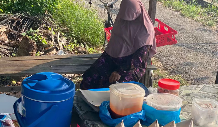 视频|心疼大婶等顾客累到睡着 网民跨州专程来买椰浆饭