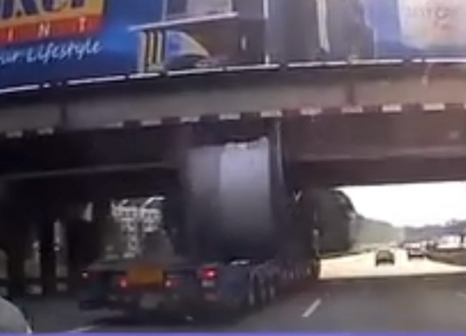 视频|撞到高架桥!巨型电缆卷滚落大道 车辆急闪险酿祸