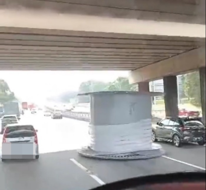 视频|撞到高架桥!巨型电缆卷滚落大道 车辆急闪险酿祸