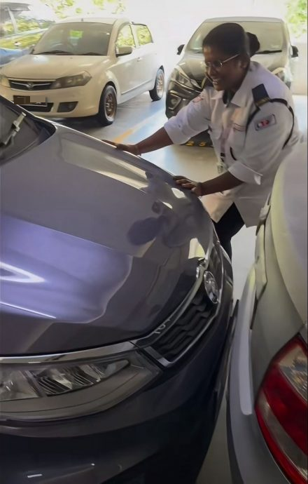 视频|政府医院停车被挡 “神力”女保安1分钟推三车！