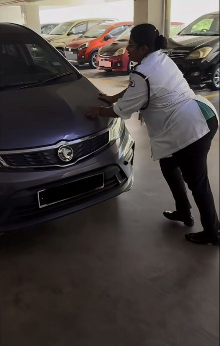 视频|政府医院停车被挡 “神力”女保安1分钟推三车！