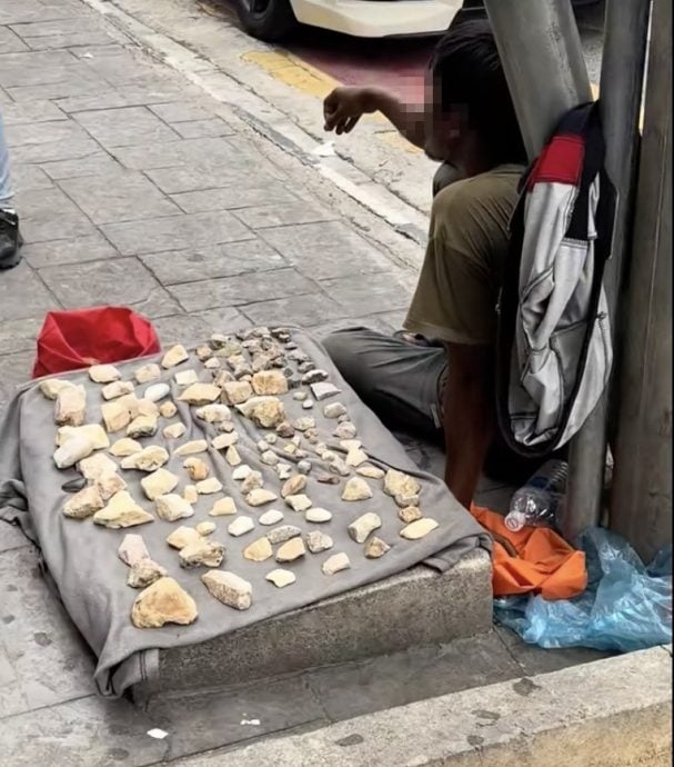 视频|最小300最贵2万 闹市地摊卖“神奇石头”掀议