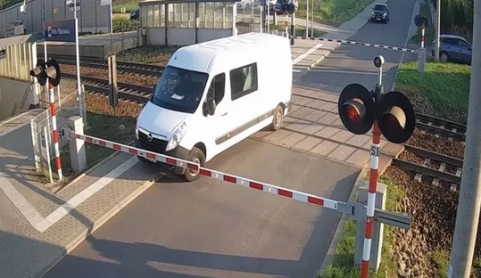 视频|死里逃生！被道口护栏“拦截” 货车闯铁路遭火车撞毁