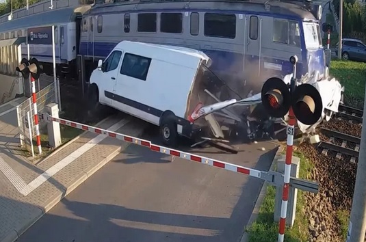 视频|死里逃生！被道口护栏“拦截” 货车闯铁路遭火车撞毁