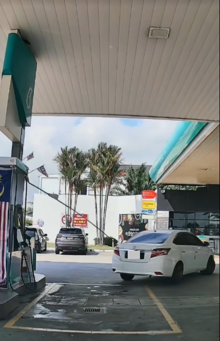 视频|油枪忘放回油汞 男子开车扯断输送管!