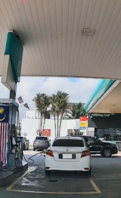 视频|油枪忘放回油汞 男子开车扯断输送管!